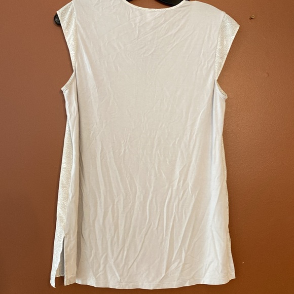 Camber & Grace ladies blouse - short sleeves and leaf print throughout. Size S - Picture 2 of 7